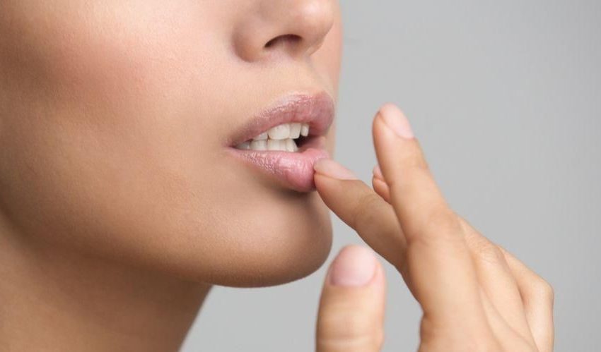  5 Kebiasaan yang Membuat Warna Bibir Menjadi Gelap