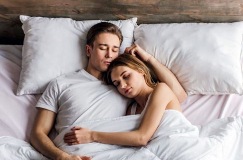  9 Posisi Tidur yang Mengartikan Hubungan Anda dengan Pasangan