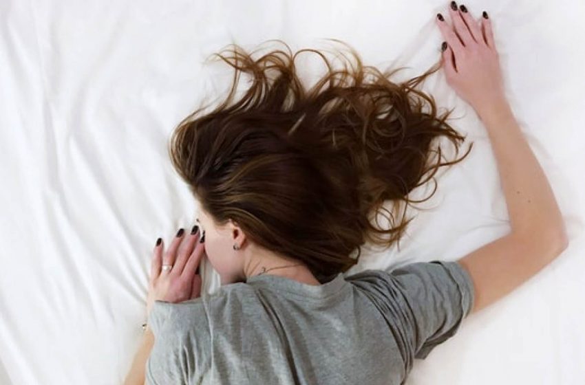  4 Kebiasaan Sebelum Tidur yang Bisa Merusak Kulit