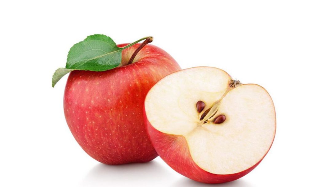 Celebrithink.com - Apel merupakan salah satu buah yang banyak digemari masyarakat. Selain rasanya yang lezat, apel juga menyimpan banyak kandungan nutrisi. Serat, fitonutrien, dan antioksidan di dalam buah apel sangat baik untuk menunjang kesehatan tubuh, bahkan mencegah berbagai penyakit. Bahkan, apel juga termasuk buah rendah kalori sehingga cocok dijadikan camilan saat diet. Nah, dengan banyaknya nutrisi yang dimiliki, apakah anda tahu apa saja manfaat buah apel itu? Melansir dari laman klikdokter, berikut ini beberapa manfaat rutin megnongsumsi apel bagi kesehatan yang bisa anda rasakan. Menurunkan Berat Badan Apel diketahui kaya akan serat dan air. Dua manfaat ini membuat lebih mudah kenyang jika mengonsumsinya. Dalam sebuah penelitian, orang yang makan irisan apel sebelum makan merasa lebih kenyang dibanding mereka yang mengonsumsi saus apel, jus apel, atau tanpa produk apel. Selain itu, beberapa senyawa alami di dalam apel dapat mendukung penurunan berat badan. Baik untuk Kesehatan Jantung Terdapat sejumlah penelitian yang menunjukkan konsumsi buah dan sayuran berhubungan dengan penurunan risiko penyakit arteri koroner. Asupan jus apel atau apel secara cukup mampu mengurangi faktor risiko penyakit jantung dalam waktu cukup singkat. Sebuah analisis studi juga menemukan, asupan tinggi flavonoid (salah satu polifenol yang terdapat di dalam apel) dikaitkan dengan rendahnya risiko stroke sebanyak 20 persen. Flavonoid dapat membantu mencegah penyakit jantung dengan menurunkan tekanan darah, mengurangi oksidasi LDL, dan bertindak sebagai antioksidan. Menurunkan Risiko Diabetes Beberapa penelitian telah mengaitkan makan apel dengan risiko diabetes tipe 2 yang lebih rendah. Ada kemungkinan polifenol di dalam apel mencegah jaringan rusak pada sel beta. Sel beta memproduksi insulin di dalam tubuh. Sel ini sering rusak pada tubuh penderita diabetes tipe 2. Menyehatkan Pencernaan Apel mengandung pektin, yaitu sejenis serat yang bertindak sebagai prebiotik. Konsumsi apel sama saja dengan memberi makan bakteri baik di usus. Usus kecil tidak menyerap serat dalam pencernaan. Sebaliknya, serat akan pergi ke usus besar, di mana ia dapat mendorong pertumbuhan bakteri baik. Serat juga berubah menjadi senyawa bermanfaat lainnya yang beredar kembali ke seluruh tubuh. Mencegah Kanker Beberapa studi menunjukkan hubungan antara senyawa tanaman di dalam apel dan risiko kanker yang lebih rendah. Para ilmuwan percaya, efek antioksidan dan antiinflamasi pada apel mungkin bertanggung jawab atas efek pencegahan potensial kanker. Finland's National Public Health Institute menyimpulkan, diet apel berhubungan dengan penurunan risiko pengembangan kanker. Studi ini melibatkan 9.959 pria dan wanita yang teratur mengonsumsi apel. Para peneliti juga menyampaikan risiko kanker paru-paru turun sebesar 46 persen pada orang-orang yang konsumsi apelnya tinggi. Menjaga Kesehatan Tulang Makan buah apel dikaitkan dengan kepadatan tulang yang lebih tinggi. Kepadatan tulang merupakan sebuah penanda kesehatan tulang. Para peneliti percaya, antioksidan dan antiinflamasi pada buah dapat meningkatkan kekuatan dan kepadatan tulang. Beberapa studi menunjukkan manfaat apel bagi tubuh manusia dapat secara positif memengaruhi kesehatan tulang. Baik bagi Penderita Asma Apel yang kaya antioksidan diklaim dapat membantu melindungi paru-paru dari kerusakan oksidatif. Para peneliti menemukan mereka yang sering mengonsumsi apel memiliki kualitas paru lebih baik dibandingkan yang tidak memakan apel. Selain itu, sebuah penelitian besar pada lebih dari 68.000 orang menemukan mereka yang makan paling banyak apel memiliki risiko asma terendah. Kulit apel mengandung quercetin yang dapat membantu mengatur sistem kekebalan tubuh dan mengurangi peradangan. Melindungi Kesehatan Mental dan Otak Jus apel digadang-gadang memiliki manfaat mencegah penurunan mental terkait usia. Dalam penelitian pada hewan, konsentrat jus apel mengurangi spesies oksigen reaktif berbahaya (ROS) dalam jaringan otak dan meminimalkan penurunan mental. Jus apel juga dapat membantu menjaga keberadaan asetilkolin, yang merupakan neurotransmiter yang bisa menurun seiring bertambahnya usia. Tingkat asetilkolin rendah berkaitan dengan timbulnya penyakit Alzheimer. Melindungi dari Cedera Perut Akibat NSAID Kelas obat penghilang rasa sakit yang dikenal sebagai obat antiinflamasi non-steroid (NSAID) dapat melukai lapisan perut. Sebuah penelitian di tabung reaksi dan tikus menemukan, ekstrak apel beku-kering membantu melindungi sel-sel perut dari cedera akibat NSAID. Dua senyawa tanaman di dalam apel yaitu asam klorogenat dan katekin dianggap sangat membantu. Meningkatkan Sistem Kekebalan Tubuh Ada alasan untuk percaya bahwa salah satu manfaat buah apel adalah dapat meningkatkan kekebalan. Apel mengandung vitamin C yang meningkatkan kekebalan tubuh. Sebuah tinjauan yang diterbitkan pada November 2017 di jurnal Nutrients menemukan, vitamin C memainkan banyak peran dalam membantu fungsi sistem kekebalan tubuh.