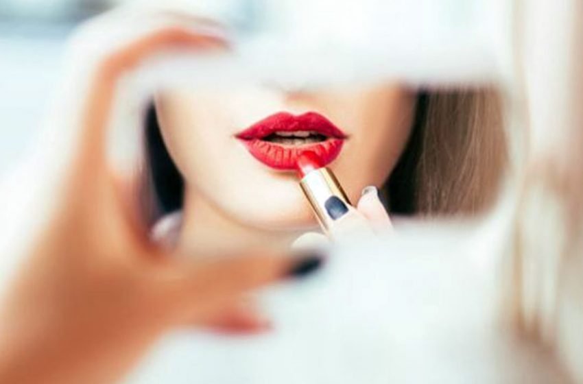  Tips Memakai Lipstik Agar Penampilan Segar Sepanjang Hari