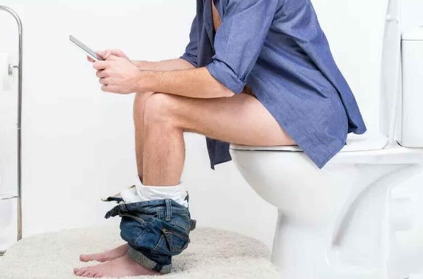  Awas! Ini Bahayanya Membawa Handphone ke Toilet