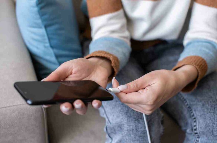  Tips Nge-charge Smartphone Biar Bateraimu Nggak Cepet Rusak
