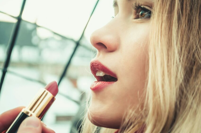  Yuk Tentukan Warna Lipstik yang Cocok untuk Warna Kulitmu