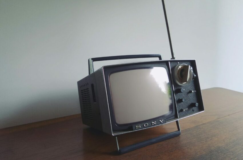  Mengenang Nostalgia Bersama Televisi Hitam-Putih: Kenangan yang Tak Terlupakan