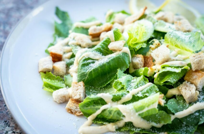  Resep Caesar Salad, Hidangan Klasik yang Segar dan Lezat