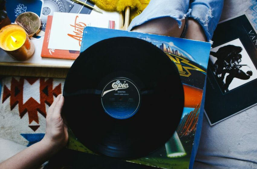  Mengaku Kolektor Vinyl? Kamu Harus Tahu Cara Merawatnya