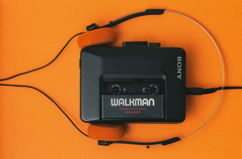  Bernostalgia Mendengarkan Lagu Pakai Walkman, Gen Z Pasti Nggak Tahu Alat Ini