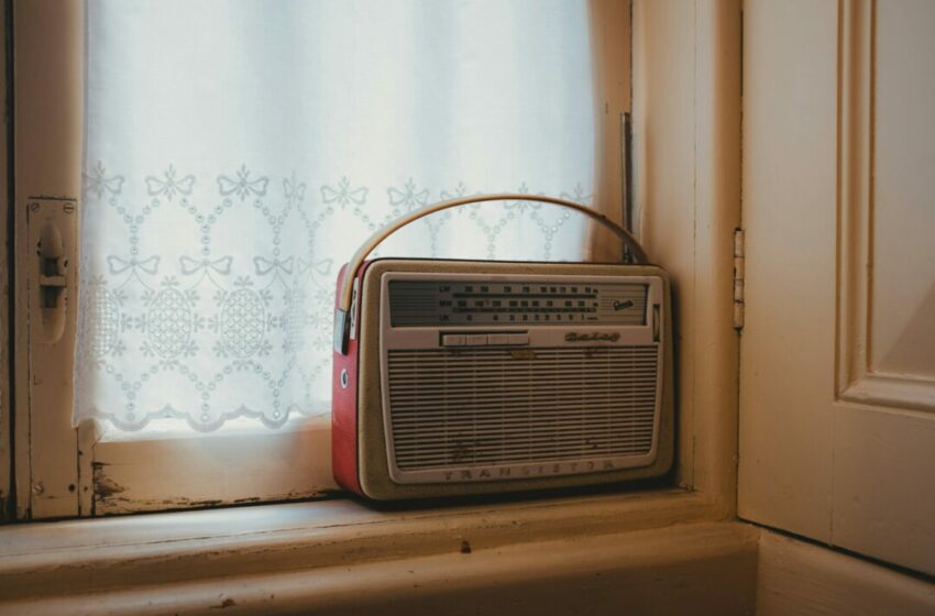  Tidak Bisa Tidur di Malam Hari? Coba Deh Rasain Sensasi Dengerin Radio di Malam Hari