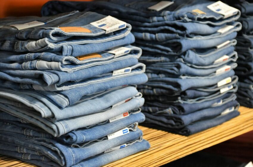  Tips Memilih Warna Jeans yang Cocok untuk Kulit Kamu