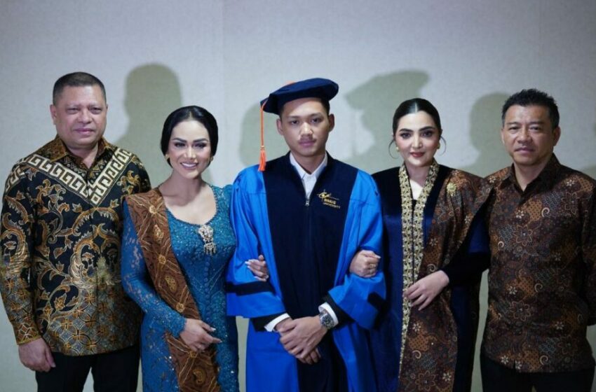  Azriel Hermansyah Lulus S1 dengan Kebahagiaan Keluarga di Wisuda