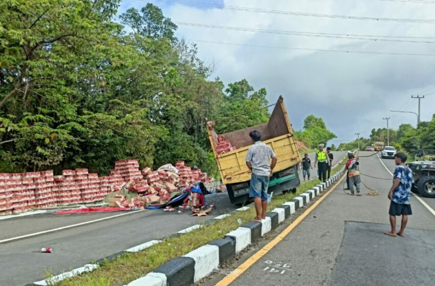  Truk Bermuatan Bir Terbalik di Jeneponto, Peristiwa Kecelakaan dan Respons Warga