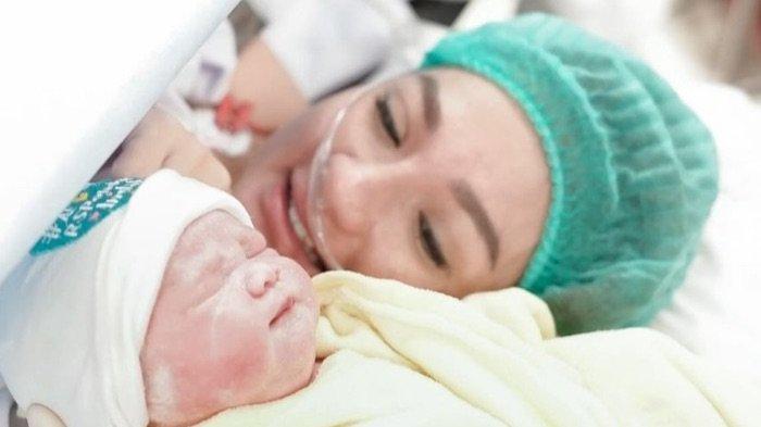  Kelahiran Bahagia! Tengku Dewi Menyambut Anak Kedua