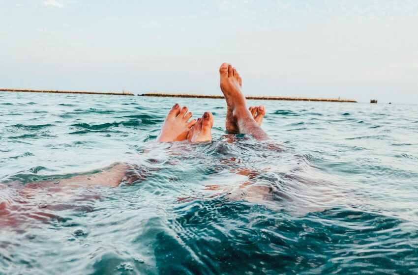  Cara Menikmati Liburan di Pantai yang Seru Bersama Pasangan