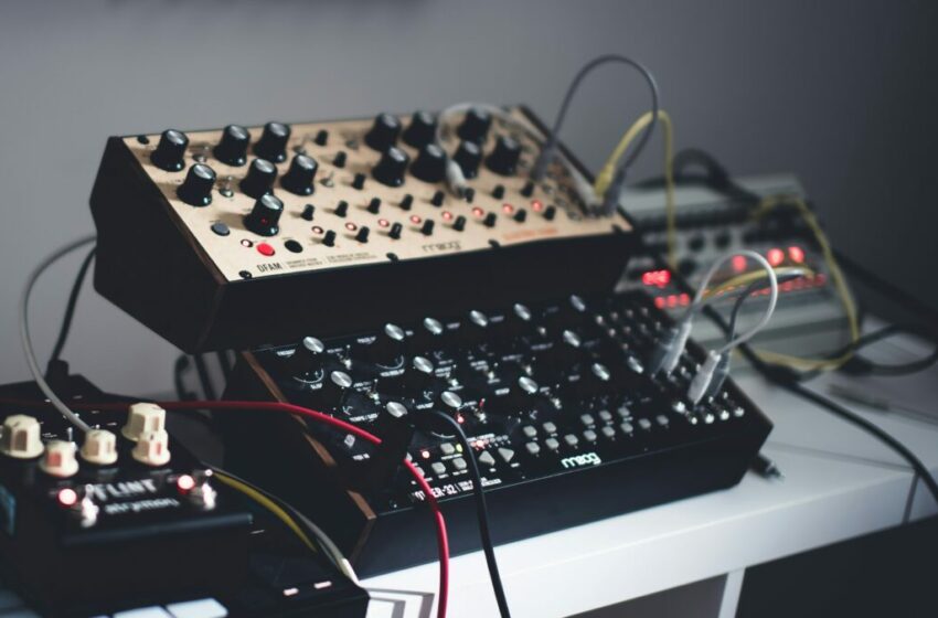  Synthesizer, Mengenal Alat Musik Elektronik yang Revolusioner