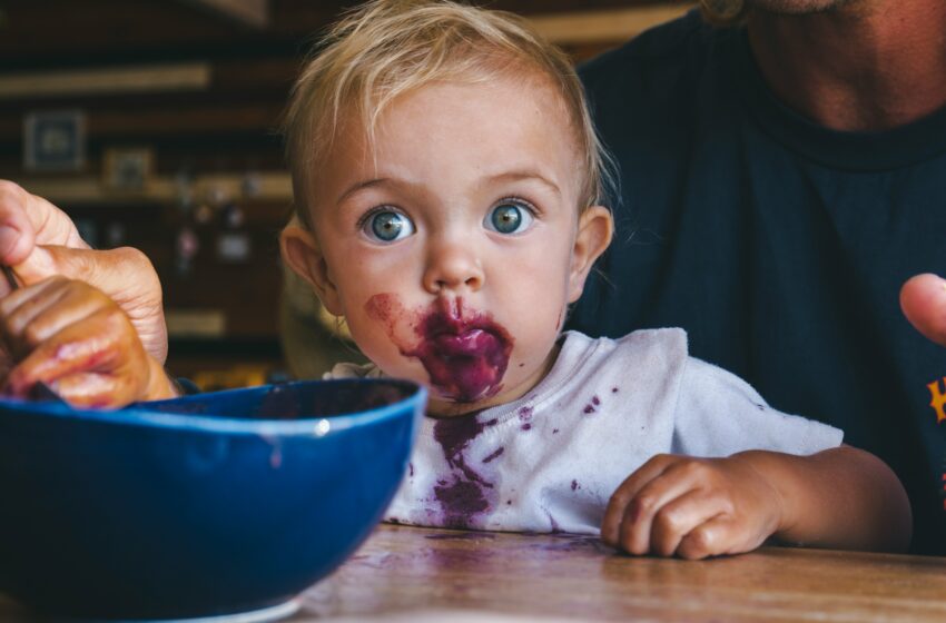  Perhatikan, Ini Bahaya Anak Makan Sambil Main Gadget