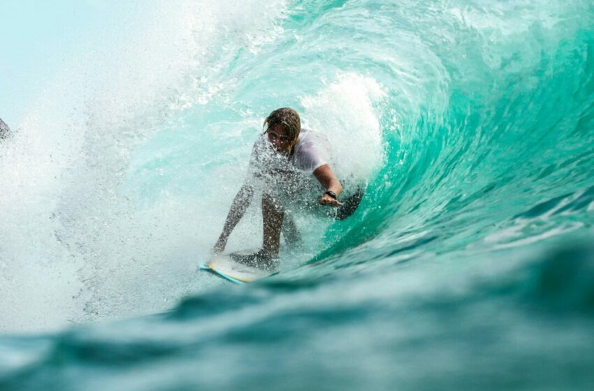  Surfing di Pantai Terbaik Dunia Menaklukkan Ombak di Surga Selancar