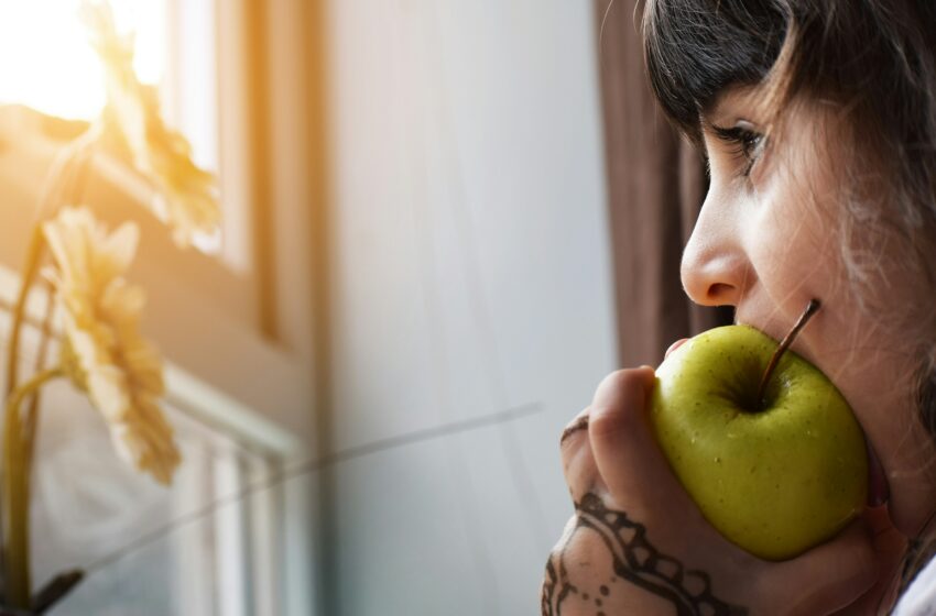  Tenggorokanmu Sedang Radang? Ini Buah yang Harus Kamu Hindari