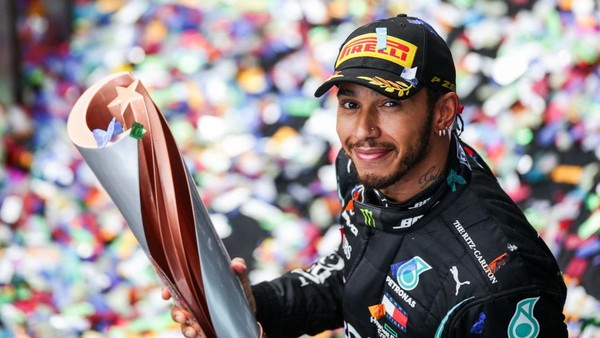  Lewis Hamilton Raih Kemenangan Pertama Sejak 2021 di GP Inggris