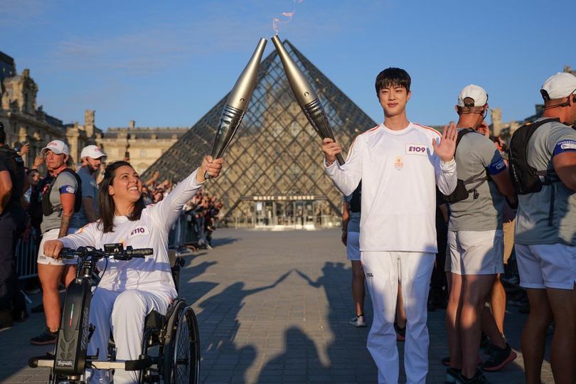  Jin BTS Bawa Obor Olimpiade Paris 2024, Momen Bersejarah yang Penuh Makna dan Dukungan ARMY