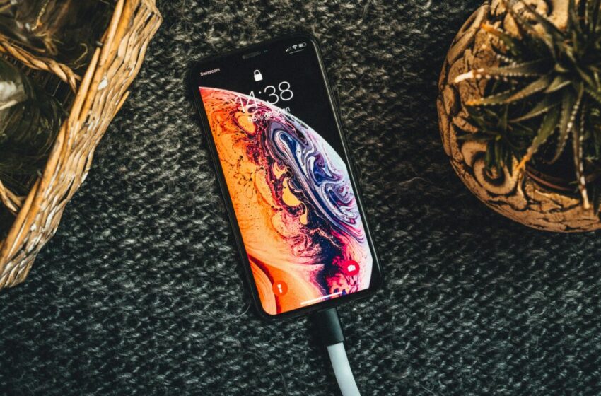  Tips Merawat Kabel Charger iPhone agar Lebih Awet