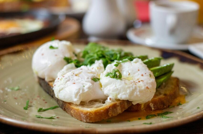  Perpaduan Buah Alpukat dan Poached Egg, Sarapan Sehat dan Lezat