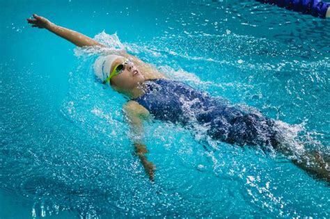  Teknik Berenang Gaya Punggung, Kunci Keefektifan dan Teknik Dasar