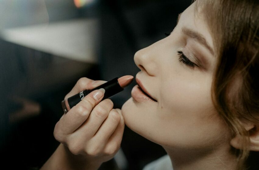  Glam On! Tips Make Up untuk Tampil Memukau di Konser