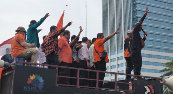  Demo Massa Tolak RUU Pilkada Bentrok dengan Aparat di DPR