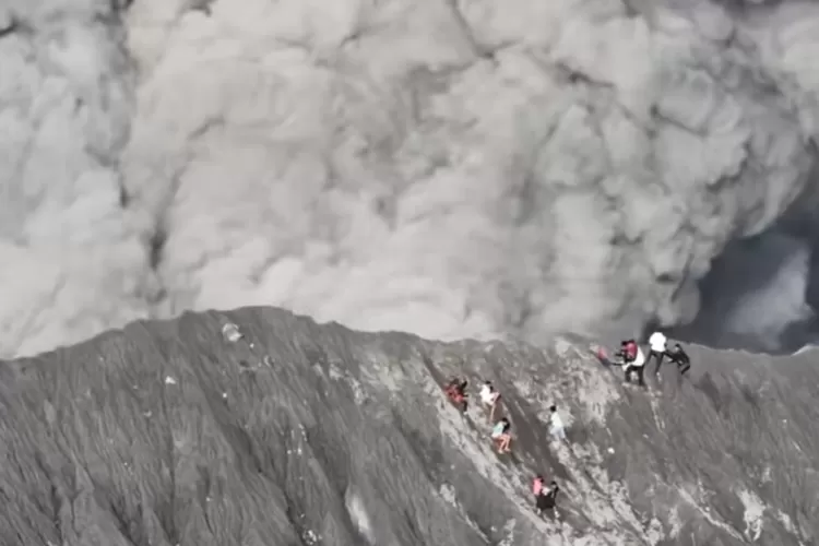  Gunung Dukono Erupsi, Belasan Pendaki Berlarian Selamatkan Diri