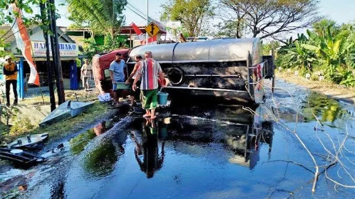  Truk Tangki Terguling, Minyak Goreng Tumpah dan Dikirim Pulang Warga