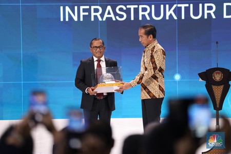  Jokowi Dianugerahi Bapak Konstruksi Indonesia oleh Gapensi