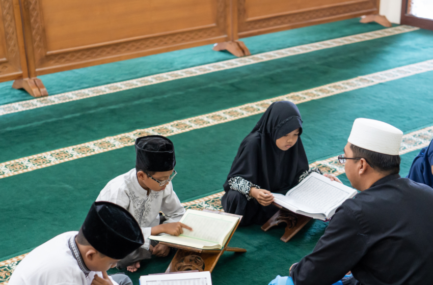  4 Tips untuk Tetap Konsisten saat Mengajarkan Anak-Anak tentang Islam