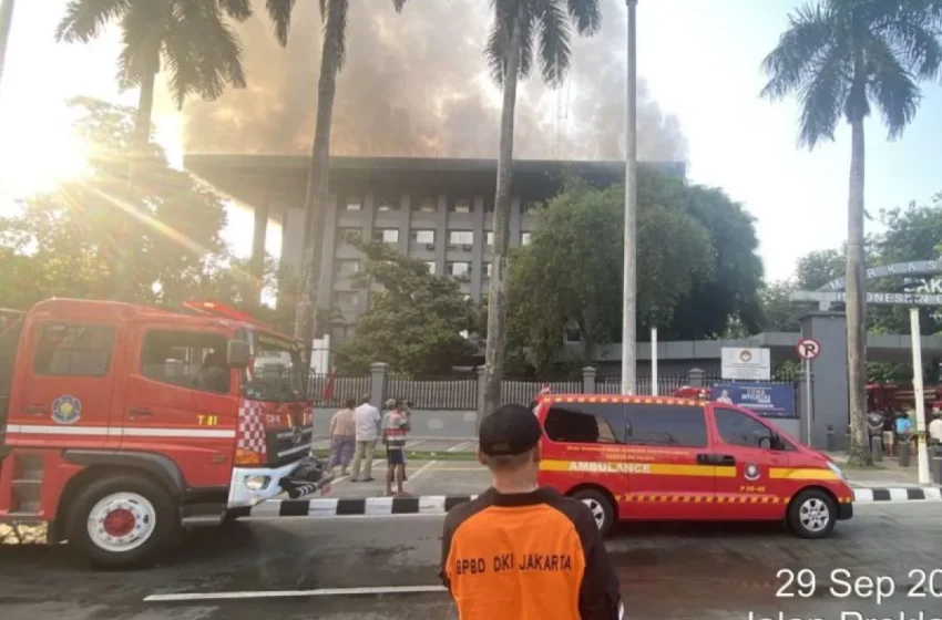  Bakamla Selamatkan Dokumen Saat Kebakaran di Gedung Menteng