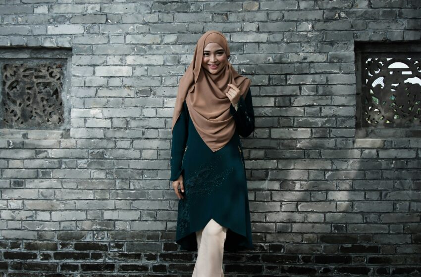  Ini Warna Hijab yang Cocok untuk Baju Berwarna Hitam