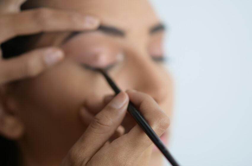  Ini 5 Tips Mudah yang Bikin Kamu Jago Pakai Eyeliner