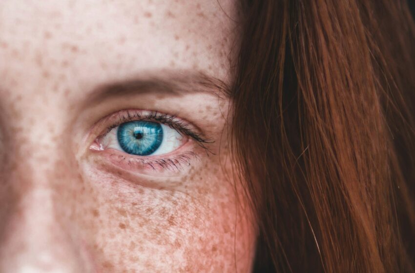  Ini Cara Menyamarkan Freckles dengan Makeup Natural