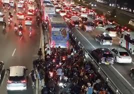  Viral: Pengendara Motor Terjebak di Jalur Busway