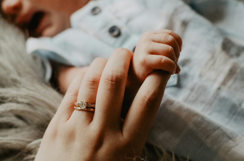  Ini Cara dan Fungsi Memijat Telapak Tangan pada Bayi