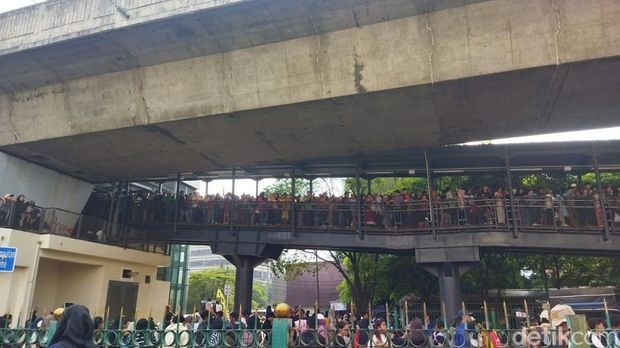  Kepadatan Ekstrem di Stasiun Juanda, Pagar Jebol