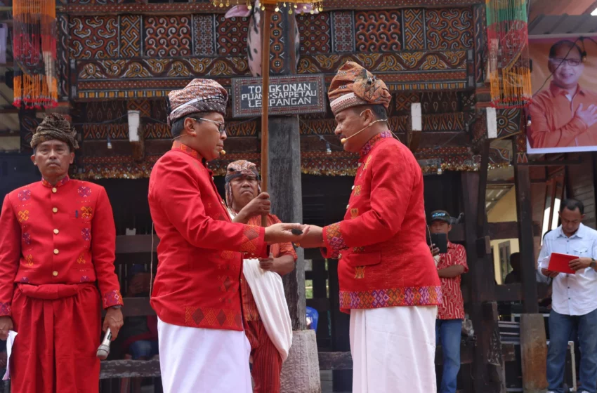  Danny Pomanto Terima Gelar Adat Kehormatan di Toraja