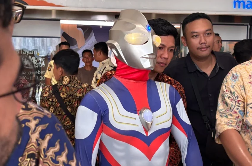  Ultraman Hadiri Pelantikan DPR, Jamaludin Malik di Balik Kostum