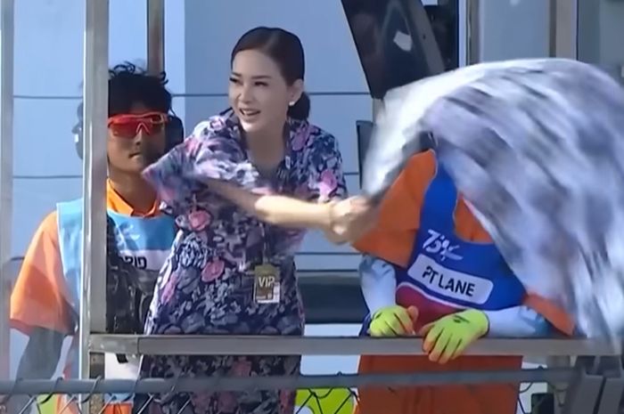  Maia Estianty Sukses Kibarkan Bendera Finis MotoGP