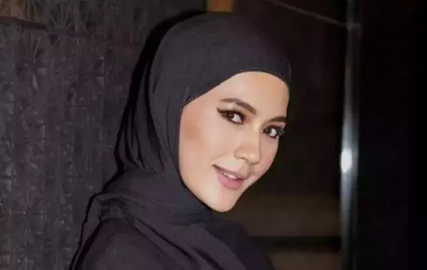  Paula Verhoeven Bertanya Soal Ujian Hidup pada Ustaz Hanan Attaki