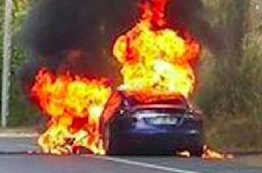  Tesla Kembali Terbakar, Empat Nyawa Melayang