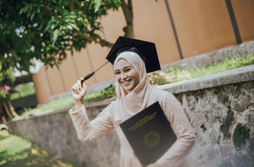  5 Tips Memilih Kebaya Simple untuk Prosesi Wisuda Kamu