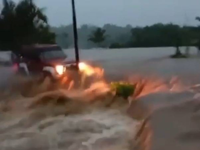  Banjir Sukabumi, Mobil dan Warga Terseret Arus