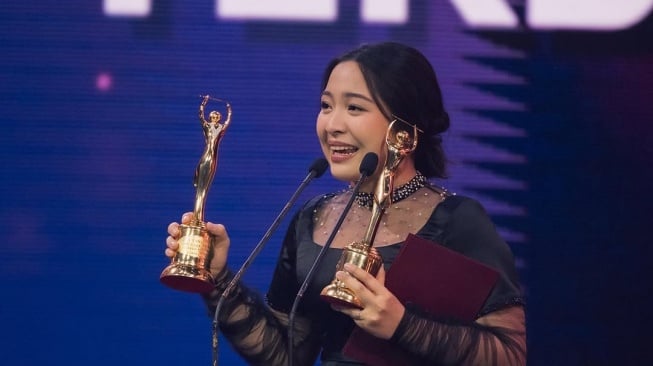  Tangis Bahagia Bernadya di AMI Awards 2024