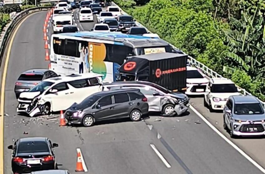  Kecelakaan Beruntun di Tol Cawang, Diduga Ulah L300