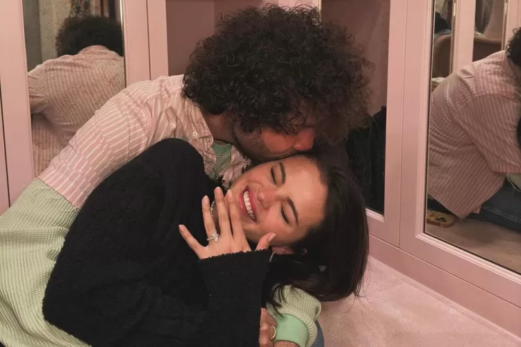  Selena Gomez dan Benny Blanco Resmi Bertunangan